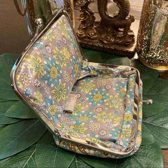 SOLD📍FREE with Purse/Bag Purchase📍Vera Bradley Kiss and Make-up Cosmetics Bag - Picture 7 of 11